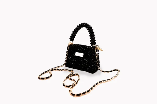 BOLSA MINI DE CRISTAL NEGRO BRILLANTE CON AZA NEGRA Y MARCA DORADA