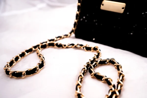 BOLSA MINI DE CRISTAL NEGRO BRILLANTE CON AZA NEGRA Y MARCA DORADA