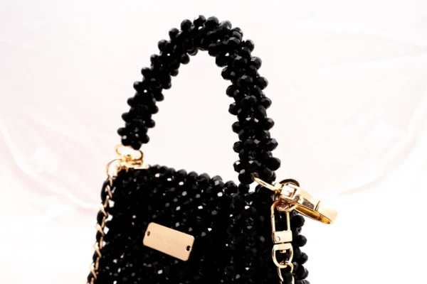 BOLSA MINI DE CRISTAL NEGRO BRILLANTE CON AZA NEGRA Y MARCA DORADA