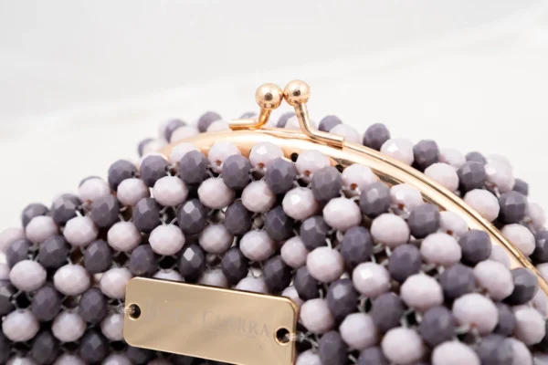 BOLSA MINI DE CRISTALES LILA CLARO Y LILA OBSCURO CON AZA DE MONEDERO