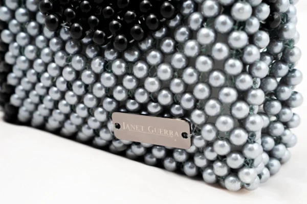 BOLSA MINI DE PERLA GRIS PERLA CON LATERAL DERECHO DE PERLA NEGRA