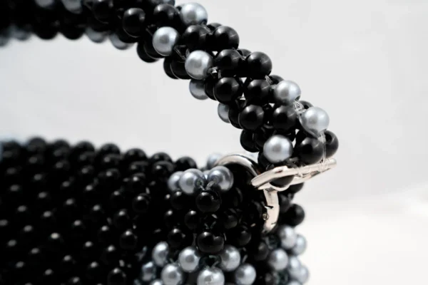 BOLSA MINI DE PERLA GRIS PERLA CON LATERAL DERECHO DE PERLA NEGRA