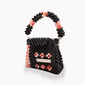 94 BOLSA MINI DE PERLA NEGRA CON LATERAL DERECHO BLANCA MANCHADA ROJO CON 6 FLORES AL FRENTE