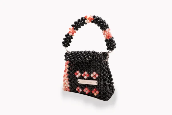 BOLSA MINI DE PERLA NEGRA CON LATERAL DERECHO BLANCA MANCHADA ROJO CON  6 FLORES AL FRENTE