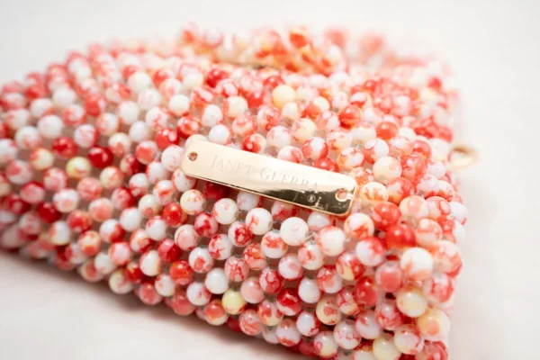 BOLSA MINI DE CRISTALES CON CRISTAL BLANCO LECHOSO CON ROJO Y AMARILLO MANCHADO