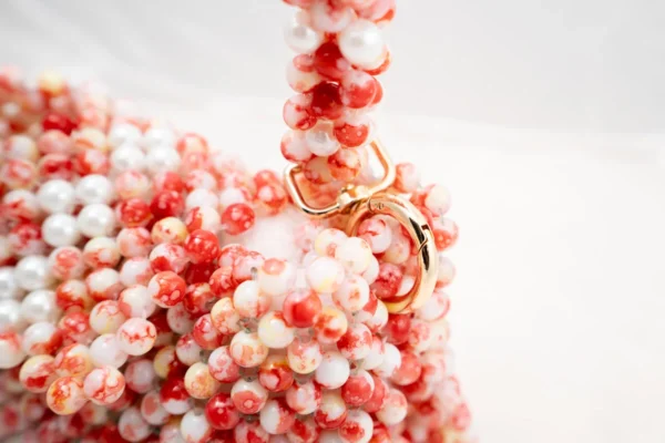 BOLSA MINI DE CRISTALES CON CRISTAL BLANCO LECHOSO CON ROJO Y AMARILLO MANCHADO