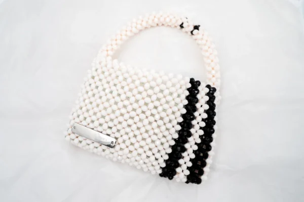 BOLSA MINI DE CRISTALES ROSA BABY LECHOSO NEGRO Y DOS FRANJAS DE CRISTALES NEGRAS