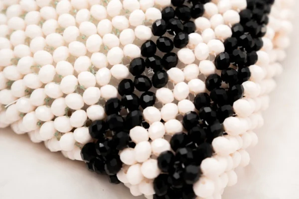 BOLSA MINI DE CRISTALES ROSA BABY LECHOSO NEGRO Y DOS FRANJAS DE CRISTALES NEGRAS