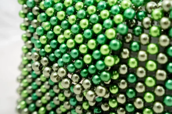 BOLSA PEQUEÑA DE PERLAS EN TONOS VERDES OLIVO, MUZGO, Y ESMERALDA