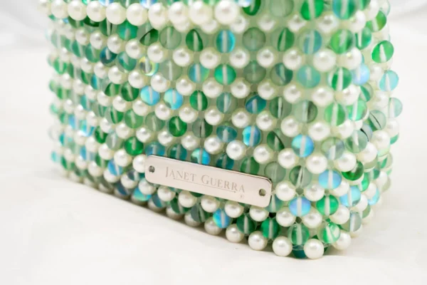 BOLSA PEQUEÑA CON PERLAS BLANCAS Y VERDE TORNASOL