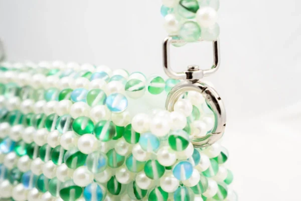 BOLSA PEQUEÑA CON PERLAS BLANCAS Y VERDE TORNASOL