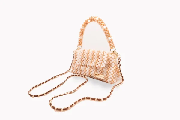 BOLSA PEQUEÑA DE CRISTALES BLANCO LECHOSO Y PERLA COLOR DORADO