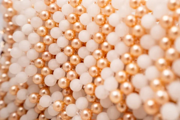 BOLSA PEQUEÑA DE CRISTALES BLANCO LECHOSO Y PERLA COLOR DORADO