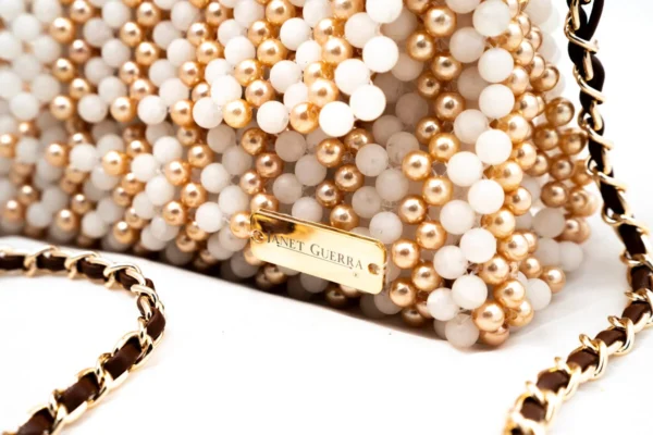 BOLSA PEQUEÑA DE CRISTALES BLANCO LECHOSO Y PERLA COLOR DORADO