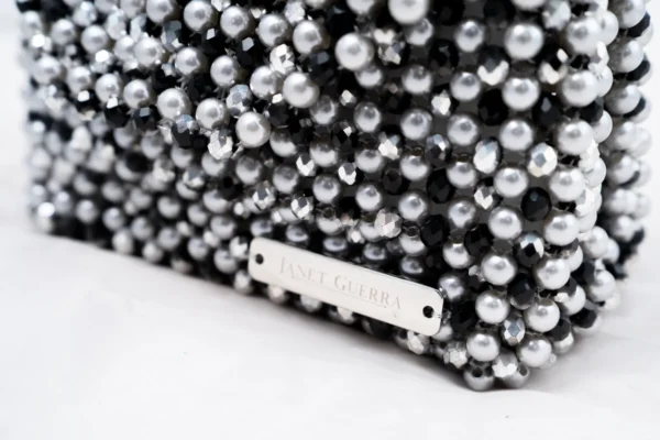 BOLSA MEDIANA CON CRISTSALES COLOR NEGROS Y PLATEADOS Y PERLAS PLATEADO PERLA MATE
