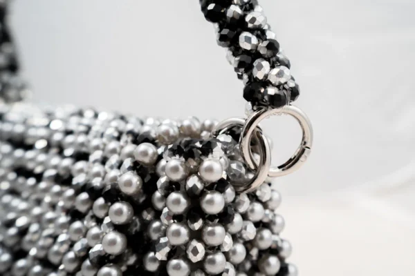 BOLSA MEDIANA CON CRISTSALES COLOR NEGROS Y PLATEADOS Y PERLAS PLATEADO PERLA MATE