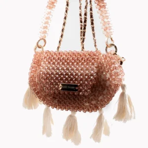 136 BOLSA MEDIANA DE TONOS COCOA CLARO DE FORMA OBALADA ABAJO CON 5 BORLAS COLOR BLANCO LECHOSO