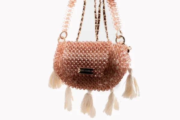 BOLSA MEDIANA DE TONOS COCOA CLARO DE FORMA OBALADA ABAJO CON 5 BORLAS COLOR BLANCO LECHOSO