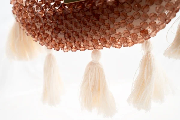 BOLSA MEDIANA DE TONOS COCOA CLARO DE FORMA OBALADA ABAJO CON 5 BORLAS COLOR BLANCO LECHOSO