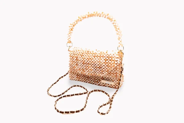 BOLSA MEDIANA CON PERLA DORADA Y CRISTALES TRANSPARENTES TORNASOL