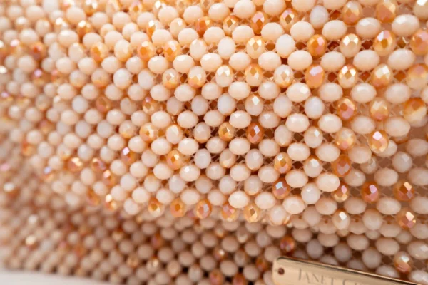 BOLSA MEDIANA CON PERLA DORADA Y CRISTALES TRANSPARENTES TORNASOL