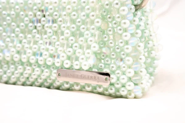 BOLSA MEDIANA CON CRISTALES DE VERDE TORNASOL Y PERLAS VERDE AQUA CLARO