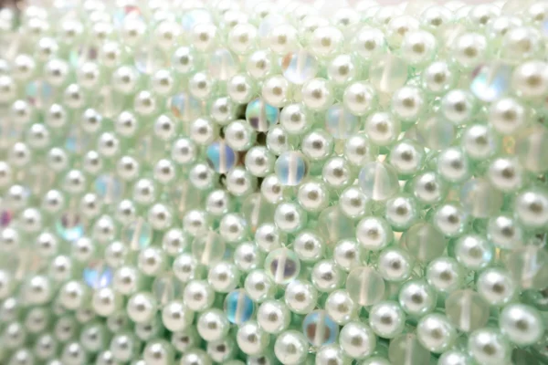 BOLSA MEDIANA CON CRISTALES DE VERDE TORNASOL Y PERLAS VERDE AQUA CLARO