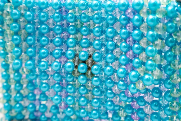 BOLSA MEDIANA CON PERLA TURQUEZA Y CRISTALES EN AMARILLO, CELESTE, ROSADO BABY Y LILA