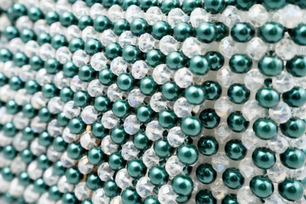 BOLSA MEDIANA CON CRISTALES TRANSPARENTES TORNASOL Y PERLA COLOR VERDE MUSGO