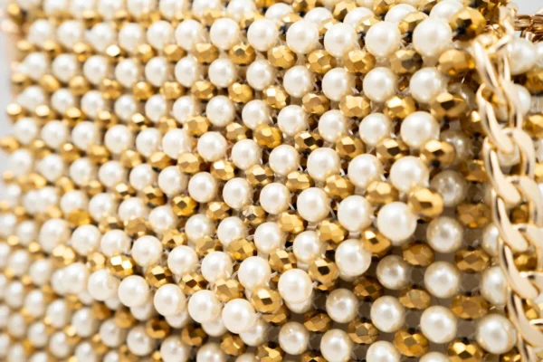 BOLSA MEDIANA DE CRISTALES DORADOS Y PERLA COLOR CREMA