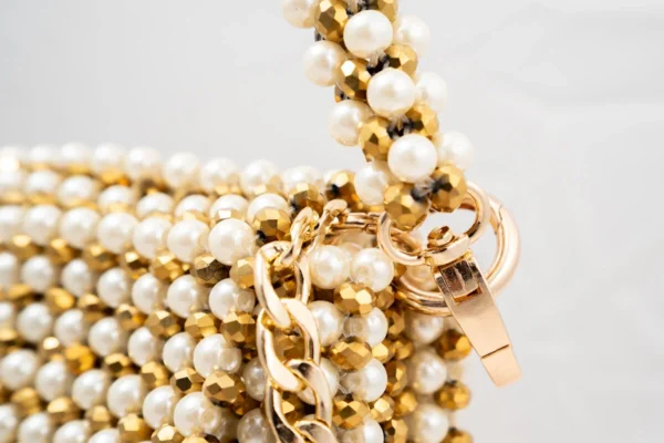 BOLSA MEDIANA DE CRISTALES DORADOS Y PERLA COLOR CREMA