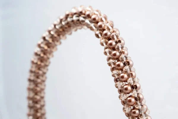 BOLSA MEDIANA DE CRISTALES COCOA CLARO Y PERLA COLOR CAFÉ MOCCA