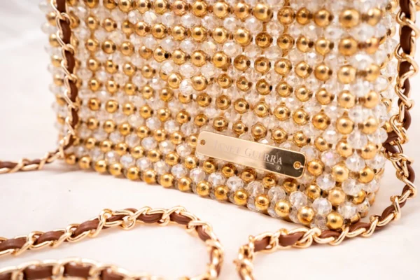 BOLSA MEDIANA DE CRISTALES TORNASOL TRANSPARENTE Y CON CRISTAL DE FORMA DE PERLA COLOR DORADO