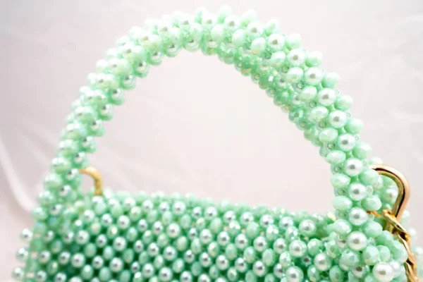 BOLSA MEDIANA DE CRISTALES VERDE AQUA TORNAZOL Y CON CRISTALES DE FORMA DE PERLA COLOR VERDE AQUA