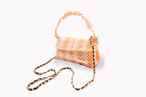 BOLSA MEDIANA DE CRISTALAES TIPO PERLA COLOR BLANCO Y SALMON