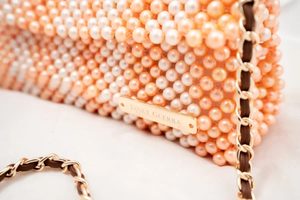 BOLSA MEDIANA DE CRISTALAES TIPO PERLA COLOR BLANCO Y SALMON