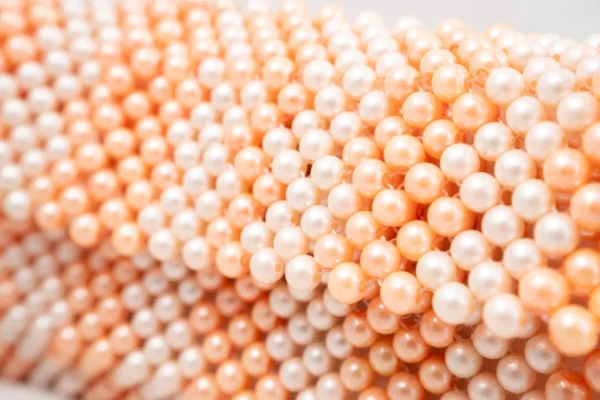 BOLSA MEDIANA DE CRISTALAES TIPO PERLA COLOR BLANCO Y SALMON