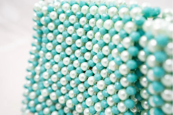 BOLSA MEDIANA DE CRISTALES AQUA MATE Y PERLAS COLOR VERDE MENTA CON AZA DE LOS MISMOS COLORES