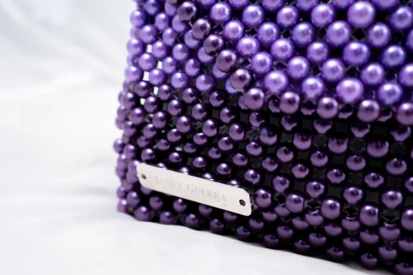 BOLSA MEDIANA DE CRISTALES TIPO PERLA COLOR MORADO UVA