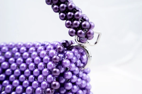 BOLSA MEDIANA DE CRISTALES TIPO PERLA COLOR MORADO UVA