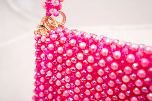 BOLSA MEDIANA CON CRISTALES TRANSPARENTES FUCSIA TORNASOL