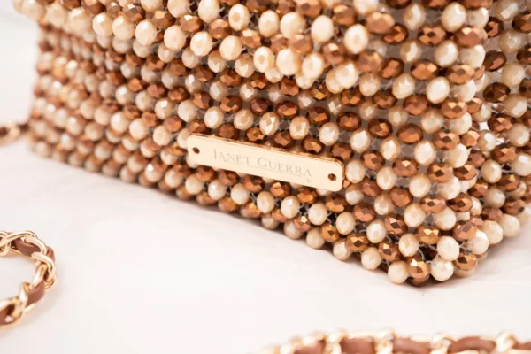 BOLSA MEDIANA CUADRADA DE CRISTALES TRANSPARENTE TORNASOL Y DORADOS EN FORMA DE PERLA