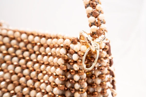 BOLSA MEDIANA CUADRADA DE CRISTALES TRANSPARENTE TORNASOL Y DORADOS EN FORMA DE PERLA