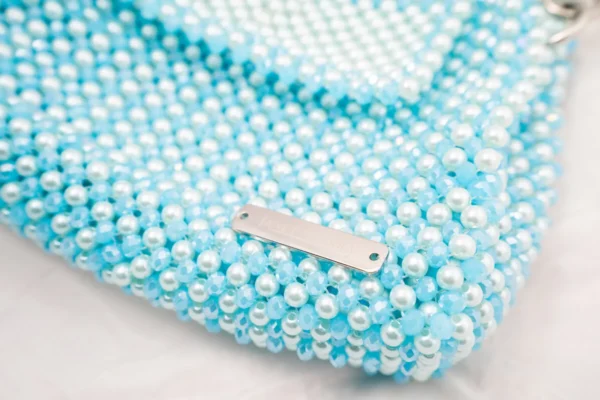 BOLSA GRANDE CON CRISTALES CELESTE TORNASOL CON CADENA LARGA DORADA