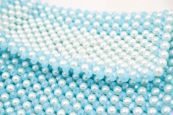 BOLSA GRANDE CON CRISTALES CELESTE TORNASOL CON CADENA LARGA DORADA