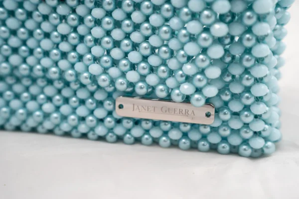 BOLSA GRANDE CON CRISTALES CELESTE MATE Y PERLA CELESTE