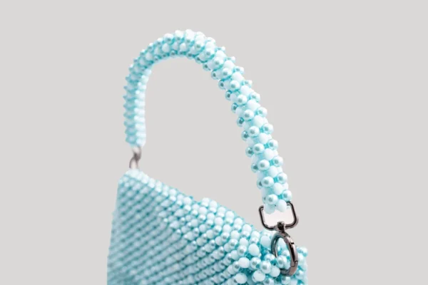 BOLSA GRANDE CON CRISTALES CELESTE MATE Y PERLA CELESTE