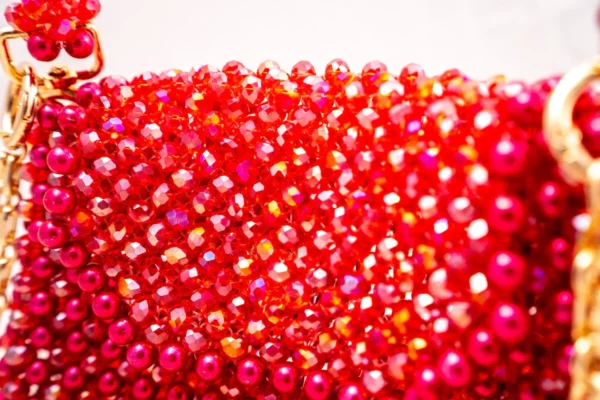 BOLSA GRANDE DE CRISTALES TIPO PERLA ROJOS Y ROJO MANCHADOS DE LINEAS BLANCAS